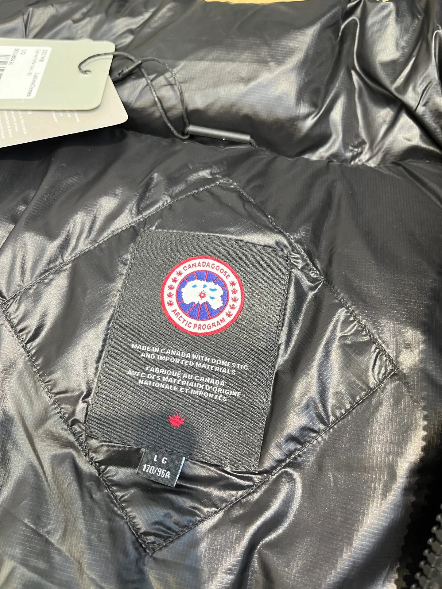 P540 🇨🇦Canada Goose""🇨🇦🌟 Canada Goose Puff Down Vest has always been recognized as the warmest down jacket. Various Instagram celebrities, Internet celebrities, and celebrities often wear it for street photos. I make Canada Goose every year, but I still can't get rid of my love for it. No matter how cold the days are, there is no need to be afraid, because there is! Filled with 90% white duck down, it is the legendary warmest down jacket and is known as a must-have for Arctic outdoor sports! The most popular down jacket in the world, celebrities are rushing to buy it, it is a must-have!  size：xs-xl